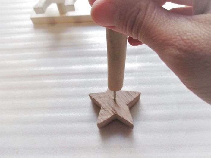 ④オーナメントはかたいので、キリで穴を開けてからくぎを打つ。