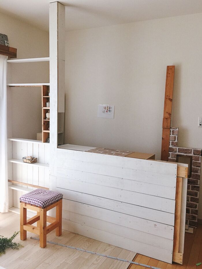 板壁再利用でカラーボックスにビスどめ!