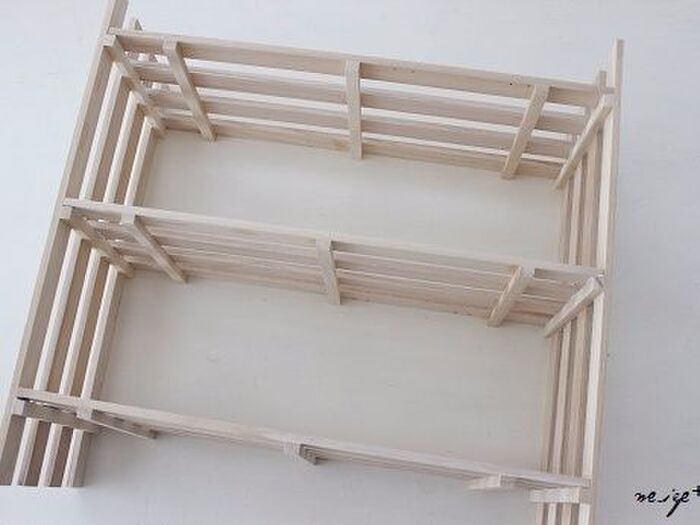 すのこを組みてて土台を作ります