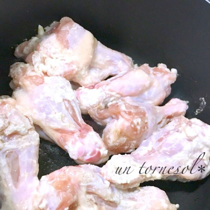 ②薄力粉で旨味を閉じ込めて!