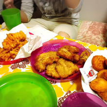 パーティにピッタリ♪カラフルなIKEAのお皿