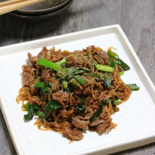 基本の和食・牛肉と糸こんにゃくの炒め煮。