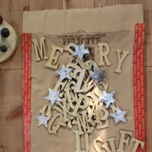 【リユースリメイク】ショップ包装!捨てる前に…アルファベットをデコレーション♪ワントーンツリー?