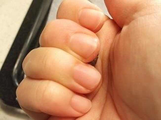 優しく握るのがコツ。