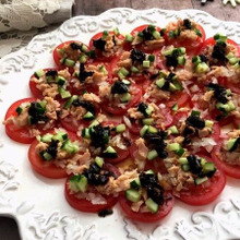 切り方次第でおしゃれな一品に!トマトの昆布ドレサラダ