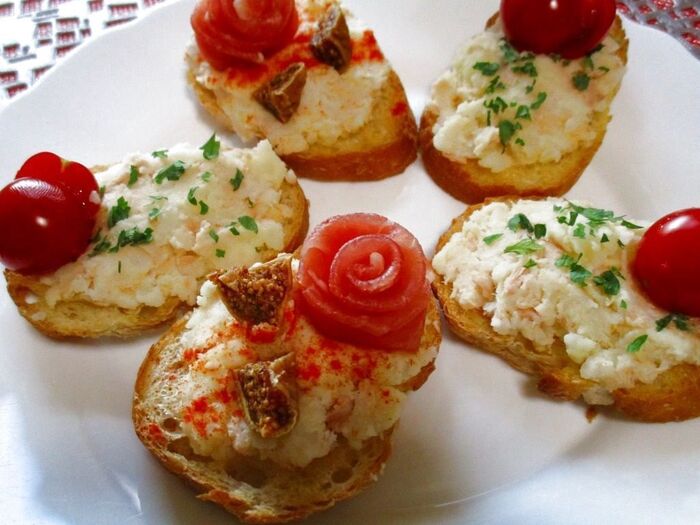 お家バルレシピ!生ハム薔薇咲くツナじゃがピンチョス♪