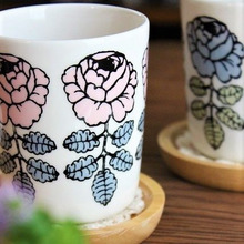 ほっこり可愛いウェディングローズのマグカップ