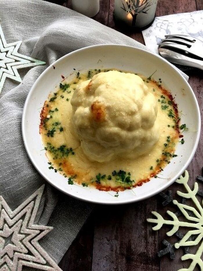 パーティーにもおすすめ!カリフラワー丸ごとチーズグラタン