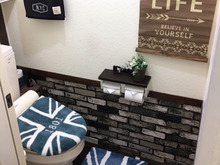 賃貸もOK❣️小さなトイレをブルックリン風にチェンジ♪ダイソーのフローリングマットは優秀♡