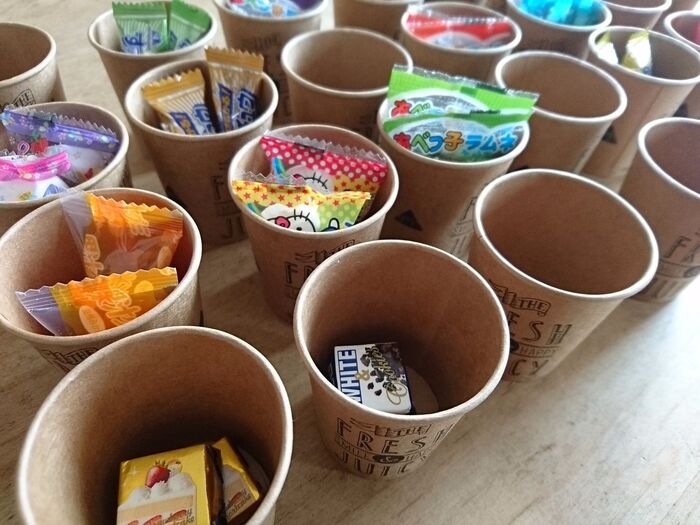 紙コップにお菓子を入れます