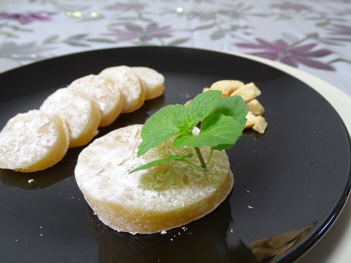 キャラメルなゆべし、ローストココナッツ添え