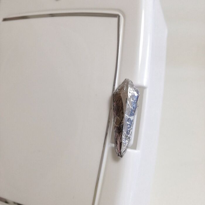 取っ手を両面テープでつける