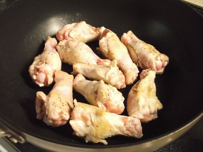 手羽元に焼き目をつける