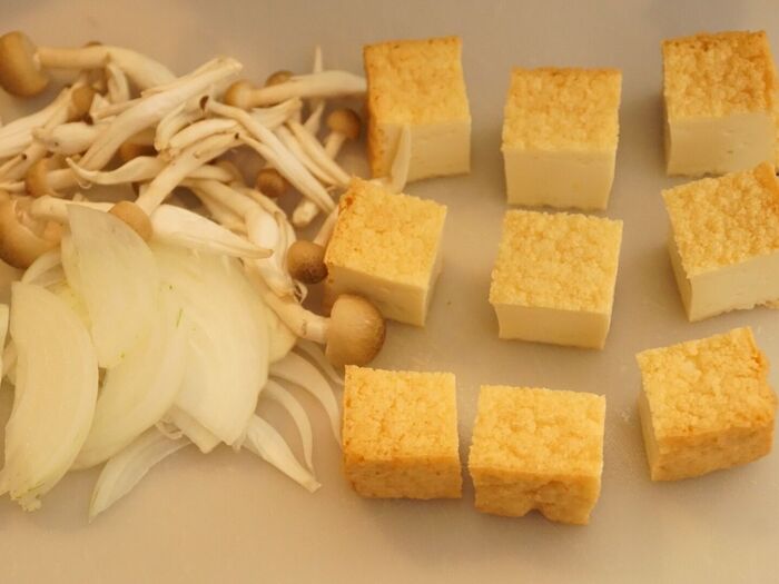 材料を切る。