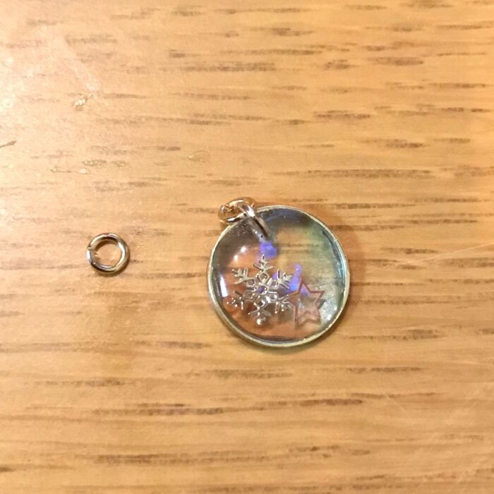 ドリルで穴を開けて丸カンを付けます
