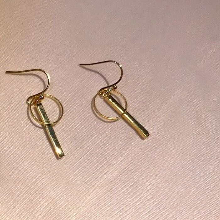 ピアスのパーツを付けます