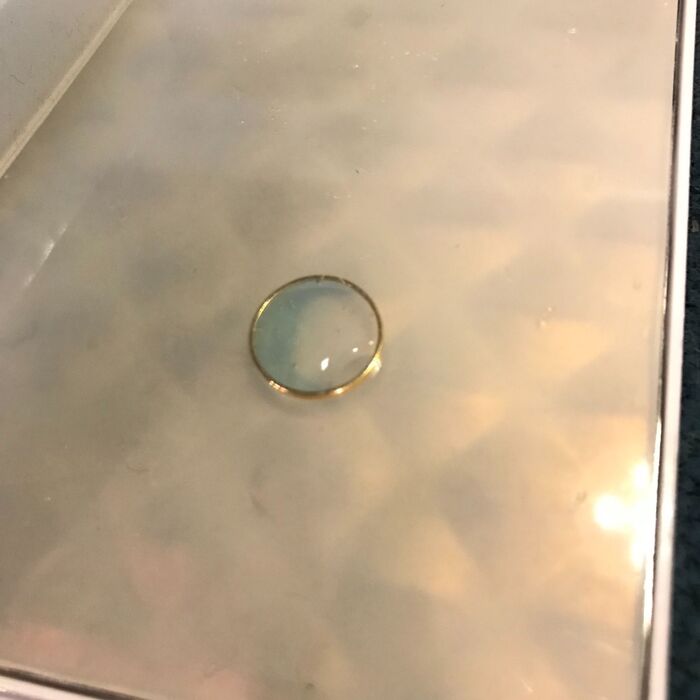 パーツにレジンを流します。