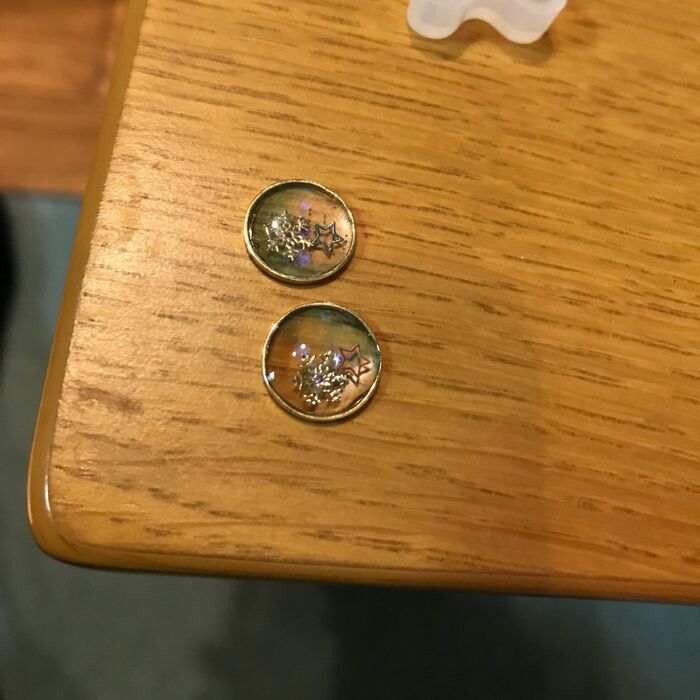 ネイルシールを付けます。
