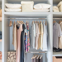 クローゼットの湿気や臭いが気になる!すぐ出来る掃除方法とは