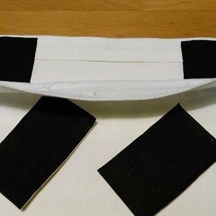 カシメ穴を裏から塞ぎます。