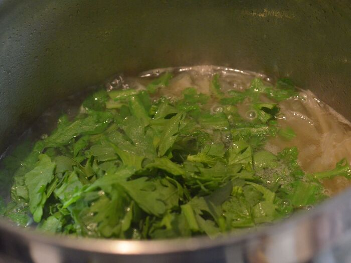 豚バラ、春菊を入れて完成!