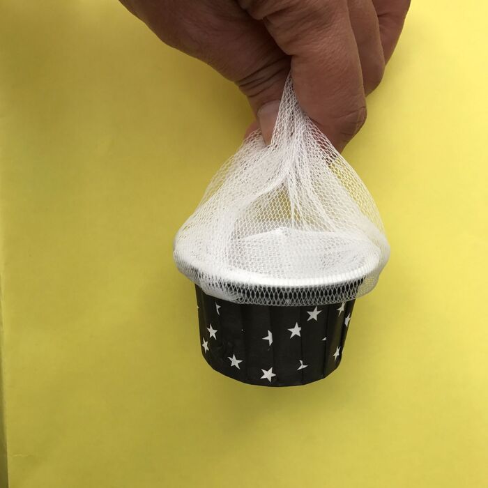 水きりネットを引っ張る