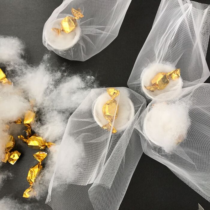 中にお菓子と綿を詰める!