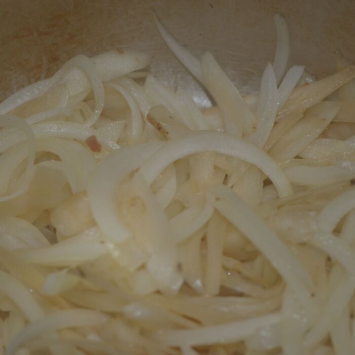 材料を炒める 〜 玉ねぎとゴボウを炒める