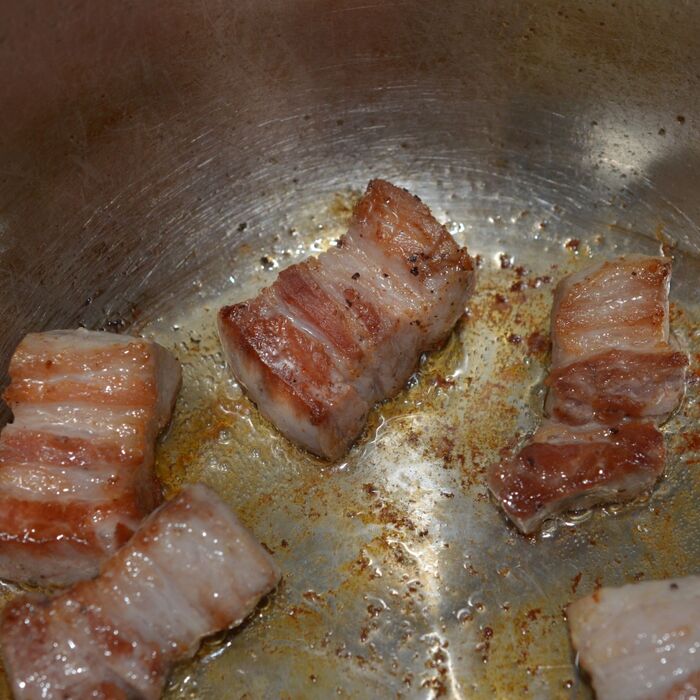 材料を炒める 〜 豚肉を焼く