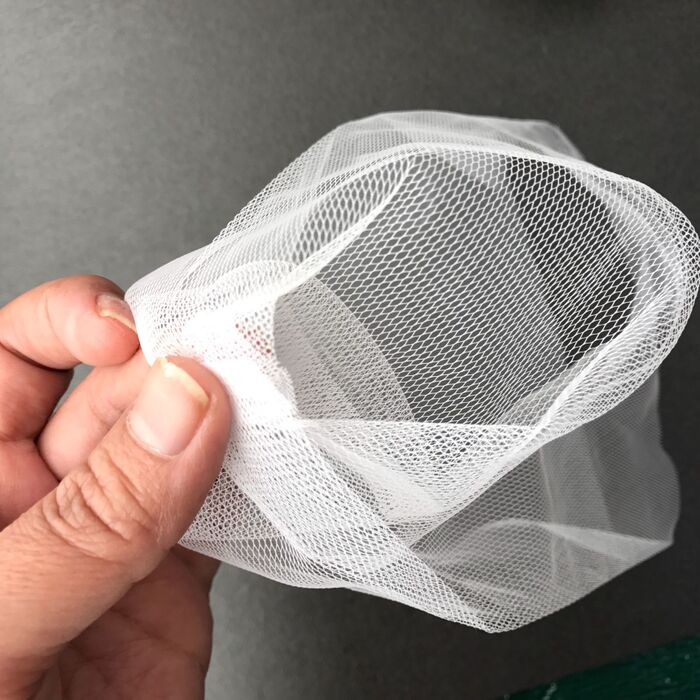 水きりネットの底をつまんでマチを作る