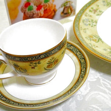 柔らかな濃淡のサフラン色の帯に優しい風情のユリやチューリップなどが施されたモチーフ!