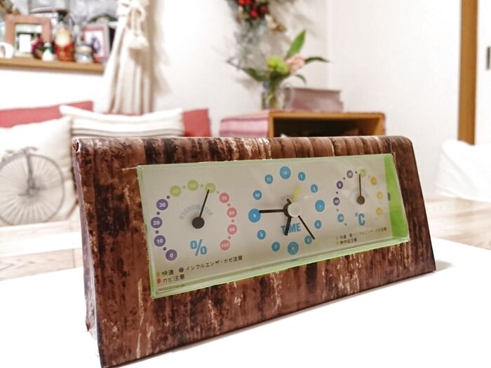 色が部屋に合わないノベルティ時計をリメイクシートで隠す!