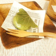 優しくかわいい印象のアカシアの木のお皿でティータイム