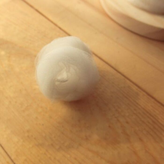 ネット1枚を細長く寄せて、クルクル丸めます。