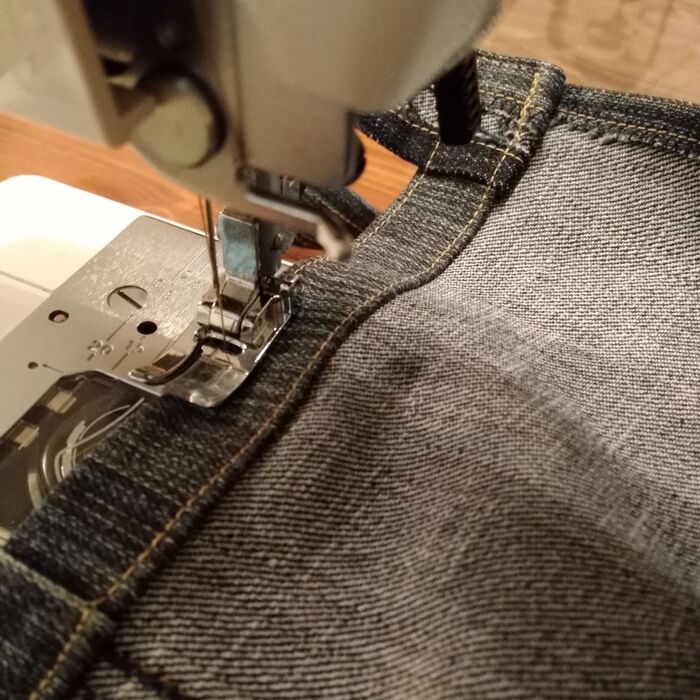 肩紐と胸当てを繋ぐ