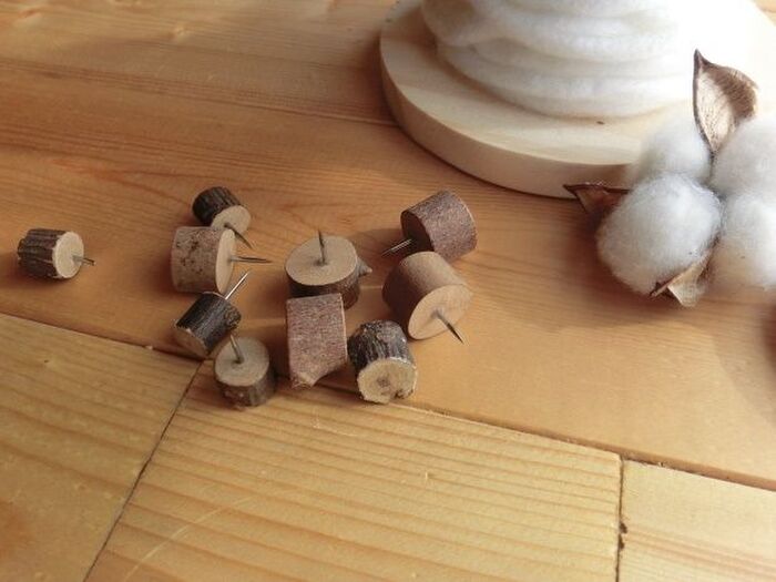 装飾に、ドライパーツ(コットン)と押しピンを使います。