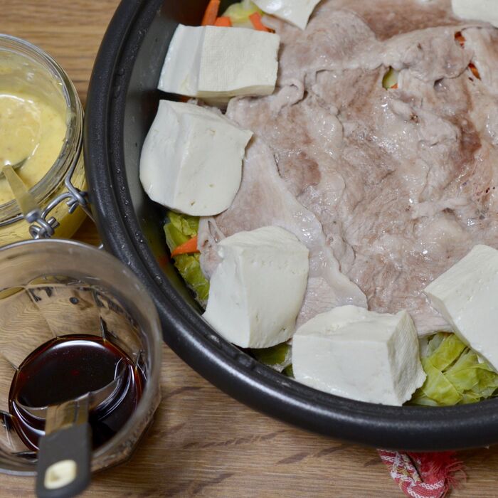 簡単シンプルしかもおいしい!豚もも肉の野菜蒸し鍋