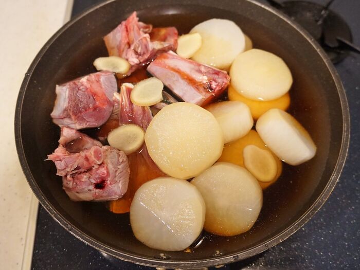 生姜を加えて臭みを和らげます。