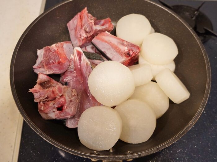 下処理が済んだら煮ていきます。