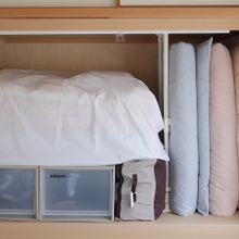 三つ折りマットレスの収納方法 突っ張り棒を”縦”に使って空間を使い切る