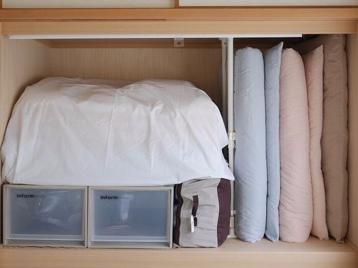 三つ折りマットレスの収納方法 突っ張り棒を”縦”に使って空間を使い切る