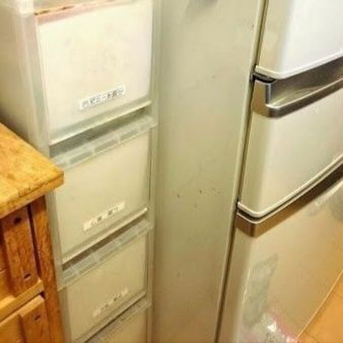 炊飯器と冷蔵庫の隙間に無印の収納ケース