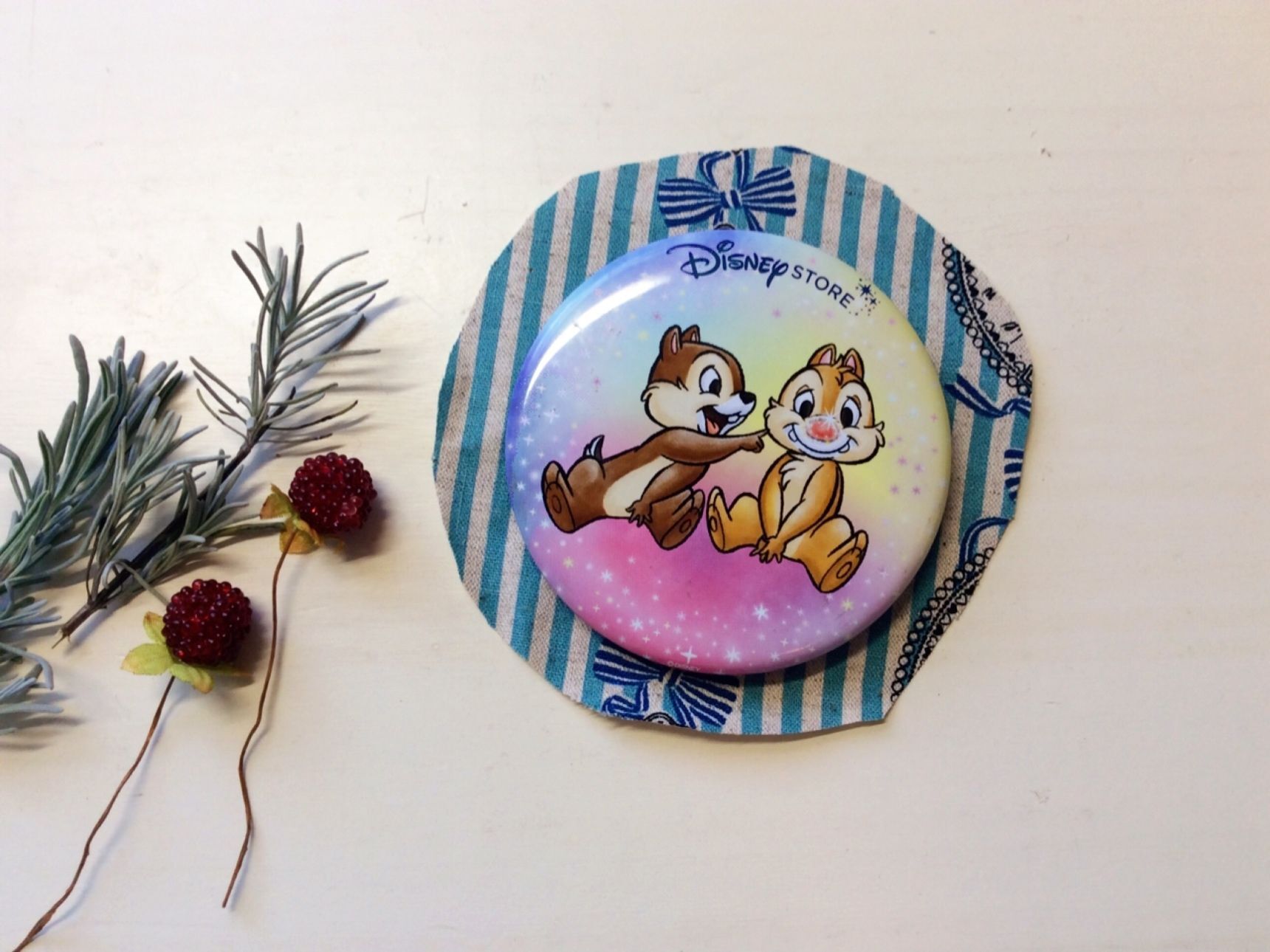 缶バッジを乗せてアリスの生地をカット♡