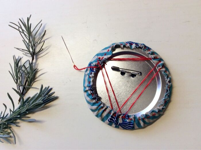 外れないように糸を渡します♡