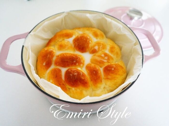 パン作り&サラダもお任せ!煮込むだけじゃない!お洒落な琺瑯鍋