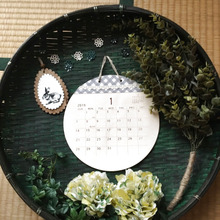 ダイソーのざるで簡単壁飾り