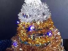 カラーキラキラモールとパーティーモールを使ってちょっと変わったクリスマスツリーを作りました。