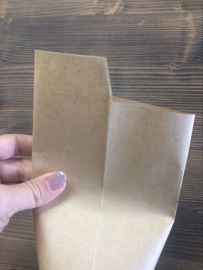 印刷した封筒の上部を折ります。