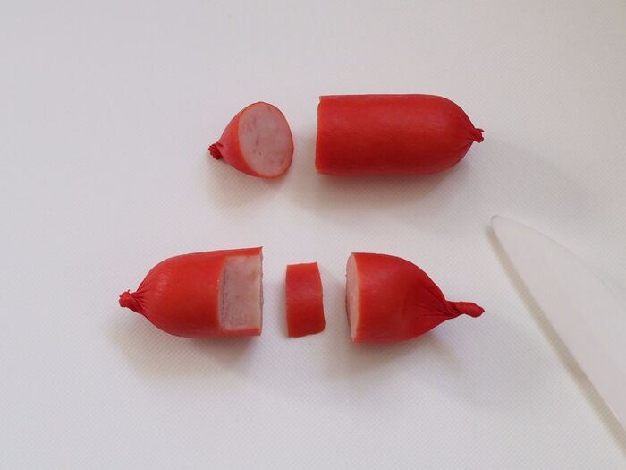 赤ウインナーをカットします