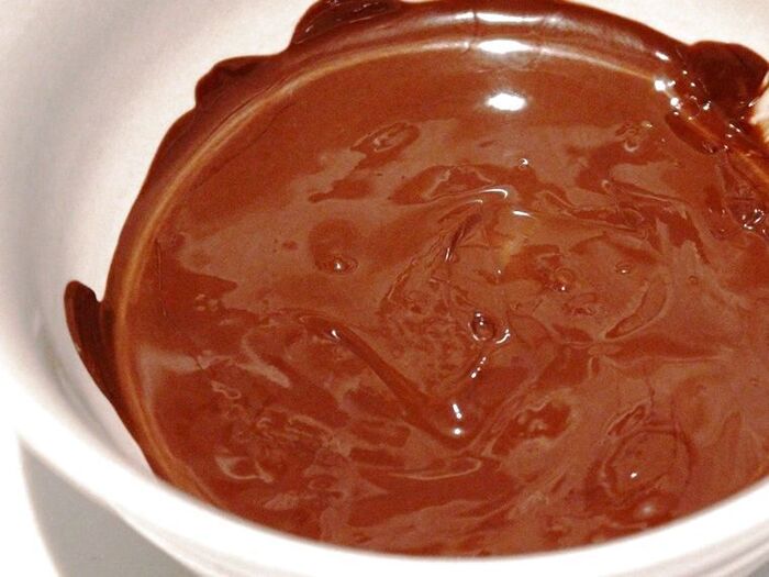 チョコレートを溶かす